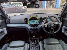 MINIならではのコックピット！！高級感があり、かつシンプルなデザインが飽きがこないとご好評いただいております。スイッチ一つ一つにも「こだわり」とセンスを感じます。