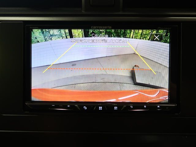 【バックカメラ】駐車時に後方がリアルタイム映像で確認できます。大型商業施設や立体駐車場での駐車時や、夜間のバック時に大活躍！運転スキルに関わらず、今や必須となった装備のひとつです！