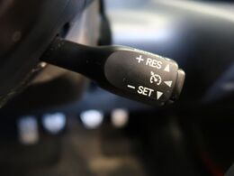 【クルーズコントロール】高速道路もラクラク走行。アクセルを離しても一定速度で走行ができ、長距離運転時の負担を軽減！加速・減速も簡単なスイッチ操作で調整できます。