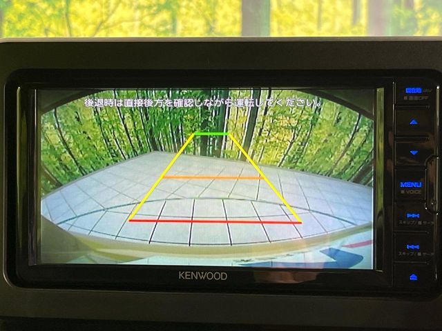 【バックカメラ】駐車時に後方がリアルタイム映像で確認できます。大型商業施設や立体駐車場での駐車時や、夜間のバック時に大活躍！運転スキルに関わらず、今や必須となった装備のひとつです！
