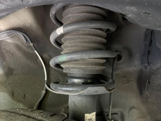 お車を安心してお乗りいただく為には、足回りの定期点検が欠かせません。サービスサポート（有償保証）では無料点検もご提供しており、安心のカーライフをお過ごしいただけるサポート体制が整っています。