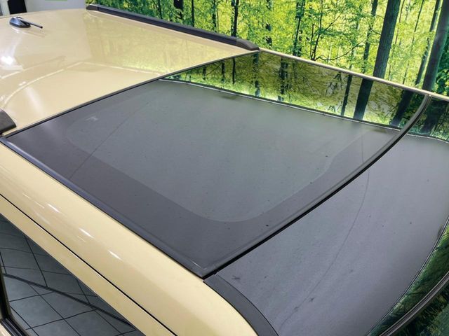 【ガラスルーフ】ガラスルーフ搭載で車内の解放感が一気にアップ！開放的なドライブをお楽しみいただけます。