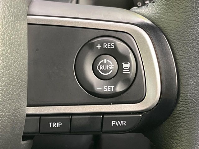 【アダプティブクルーズコントロール】高速道路での長距離走行が楽に！！自動で速度を保つクルーズコントロールが、衝突軽減システムと連携し、前方の車両を感知して車間を保つように速度調節してくれます！！