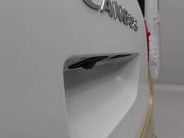 後退時に車両の後ろ側をモニター画面に表示します。車庫入れなどでバックする際に後方確認ができて便利です。車庫入れが苦手な人もこれで安心。