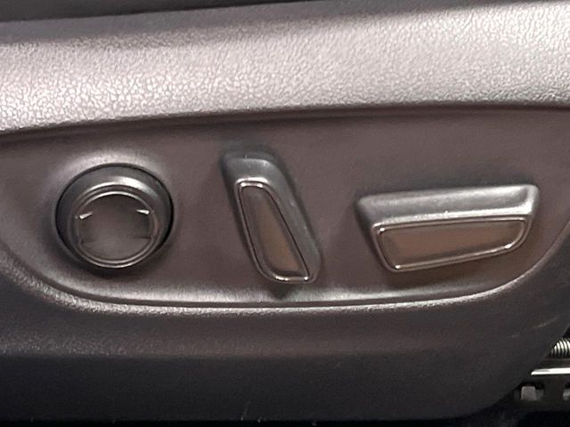 【パワーシート】スイッチ一つで簡単にシートの微調整が可能！電動だから力もいりません！快適なシートポジションにセットして、快適なドライブをお楽しみください。