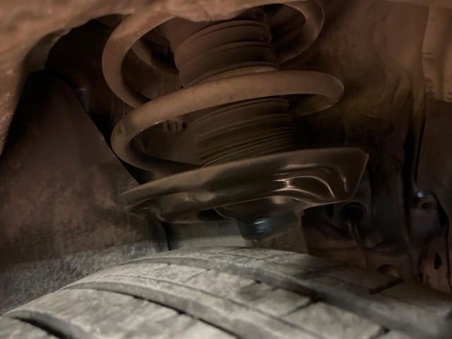 お車を安心してお乗りいただく為には、足回りの定期点検が欠かせません。サービスサポート（有償保証）では無料点検もご提供しており、安心のカーライフをお過ごしいただけるサポート体制が整っています。