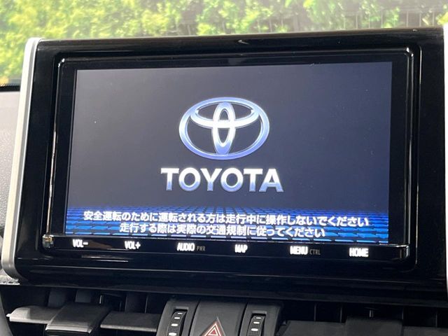 【純正ナビ】人気の純正ナビを装備しております。ナビの使いやすさはもちろん、オーディオ機能も充実！キャンプや旅行はもちろん、通勤や買い物など普段のドライブも楽しくなるはず♪