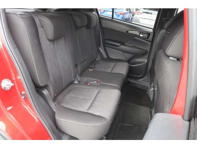 後部座席は6：4分割で前倒式。　センターアームレスト（ドリンクホルダー付）