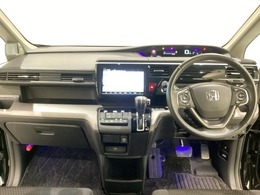 車内は光触媒抗菌消臭施工済です。インパネ周りはスタイリッシュなデザインで機能や装備も充実しています。グローブボックスやカップホルダーのほかにトレーなどたくさんの収納スペースが付いています。