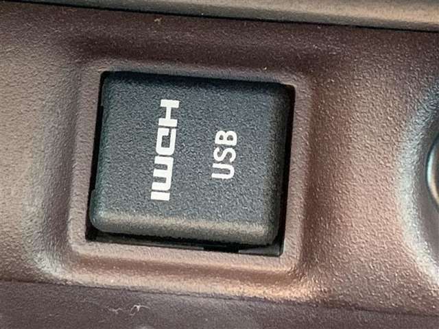 HDMI端子があります。携帯の画面を映し出すことができます。