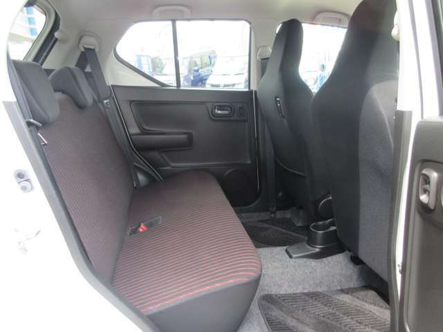 後部座席も当然、綺麗・清潔に仕上げております。内装の綺麗なお車は気持ちが良いですし、コンディションのいい車が多いです。前のユーザーが丁寧に使っていた証拠です。