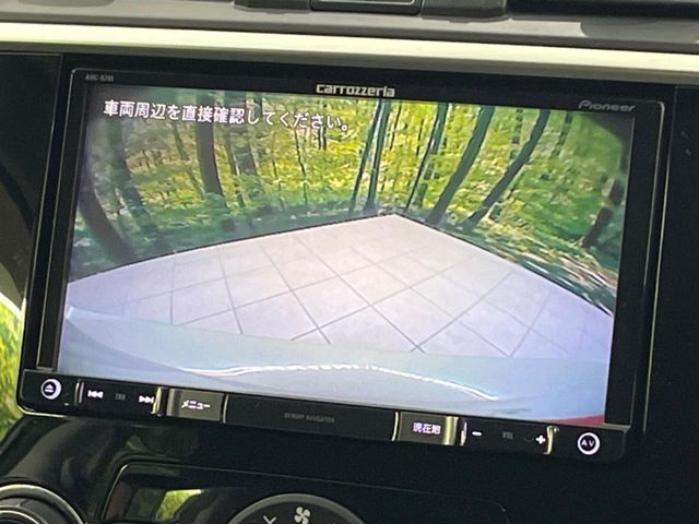 【バックカメラ】駐車時に後方がリアルタイム映像で確認できます。大型商業施設や立体駐車場での駐車時や、夜間のバック時に大活躍！運転スキルに関わらず、今や必須となった装備のひとつです！