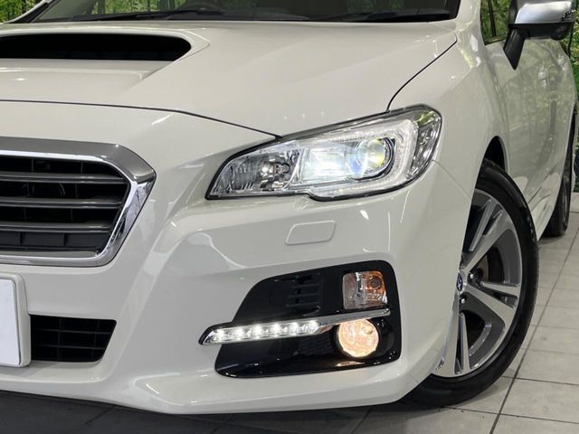 【LEDヘッドライト】悪天候や夜間走行時も良好な視界を確保し安心して運転できる高輝度LEDヘッドライトを装備！点灯速度が早く、消費電力も抑えられています。