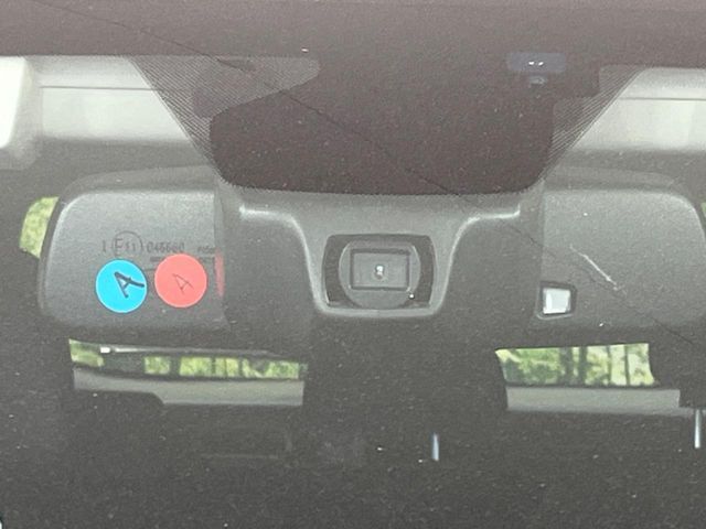 【アイサイトVer3】前方の車両等を検知し、衝突しそうな時は警報で注意を促し、ブレーキを踏む力をサポート。ブレーキを踏めなかった場合は衝突被害軽減ブレーキが作動、衝突回避をサポートします。
