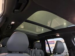 パノラマルーフ】前後2枚のガラスルーフで室内全体が明るい空間に！フロントセクションはスライド機能があり外気を取り込むことも可能。さらに開放的なドライブを演出できます。