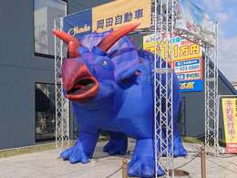 当店看板キャラクターのオカケラトプスです！国道171号線を眺めながら過ごしています！当店のお客様のみならず、フォトスポットとして遠慮なくご利用ください！