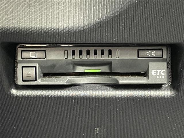 【ETC】有料道路を利用する際に料金所で停止することなく通過できる、ETC車載器（ノンストップ自動料金収受システム機器）が装備されています。セットアップを行うことで利用可能になります。