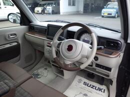 ベージュやブラウンの組み合わせにボルドーのアクセントがおしゃれな内装です◎