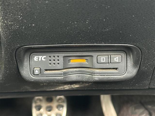 【ETC】有料道路を利用する際に料金所で停止することなく通過できる、ETC車載器（ノンストップ自動料金収受システム機器）が装備されています。セットアップを行うことで利用可能になります。