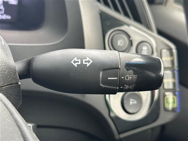【オートライト（AUTO）】外の明るさをシステムが感知して、自動でヘッドライトが点灯します！ヘッドライトをつけ忘れを防ぐ便利機能です。