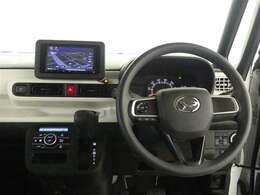 シックな色使いの運転席周りですね。すっきりとしたデザインで上品な色使いです。居心地の良い運転席長く座ってられるリラックスできるデザインがいいですね。