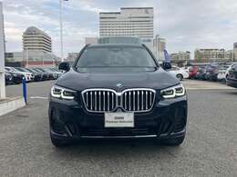 【キドニーグリル】BMWは約90年もの間、ほぼ全ての車両にひと目でBMWだと分かるこの特徴的なフロントグリルが備えられ、デザイン・アイコンとして親しまれてきました。