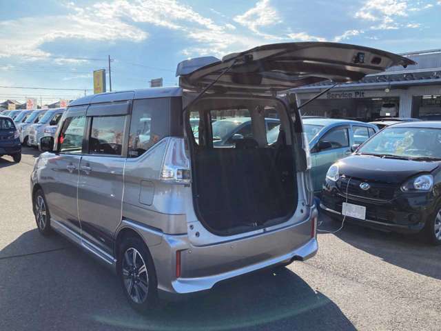 ＜バックドア＞高く跳ね上がるので荷物の出し入れが楽々♪