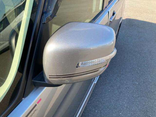 ＜左前ミラー＞後方の安全確認もバッチリ！車の形に合わせたミラーで見やすさアップ！