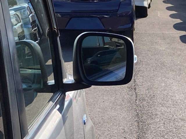 ＜右前ミラー＞後方の安全確認もバッチリ！車の形に合わせたミラーで見やすさアップ！