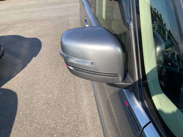 ＜右前ミラー＞後方の安全確認もバッチリ！車の形に合わせたミラーで見やすさアップ！