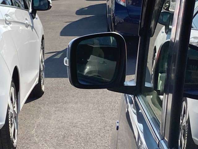 ＜左前ミラー＞後方の安全確認もバッチリ！車の形に合わせたミラーで見やすさアップ！