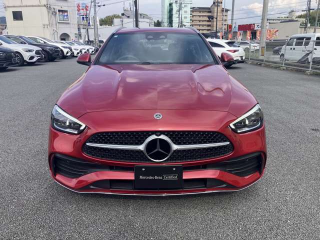 フロントグリル中央に大きく輝くスリーポインテッドスター。メルセデスならではのステータスを強く感じる事ができます。
