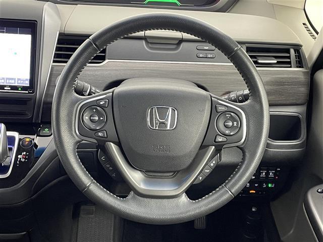 【ステアリング】軽い力で扱いやすいハンドルです。目立つ傷やスレなどなく綺麗な状態です！除菌プランいれていただくとさらに快適に！清潔なお車はお子様にも安心ですね！