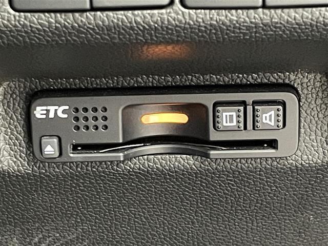 【ETC】有料道路を利用する際に料金所で停止することなく通過できる、ETC車載器（ノンストップ自動料金収受システム機器）が装備されています。セットアップを行うことで利用可能になります。