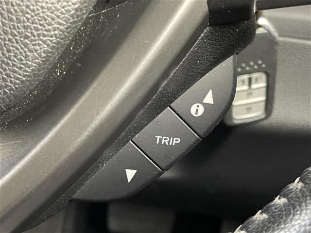 【ステアリングスイッチ】手元のボタンから、オーディオやナビなどの操作ができるので、よそ見をせずに安全に運転に集中できます！