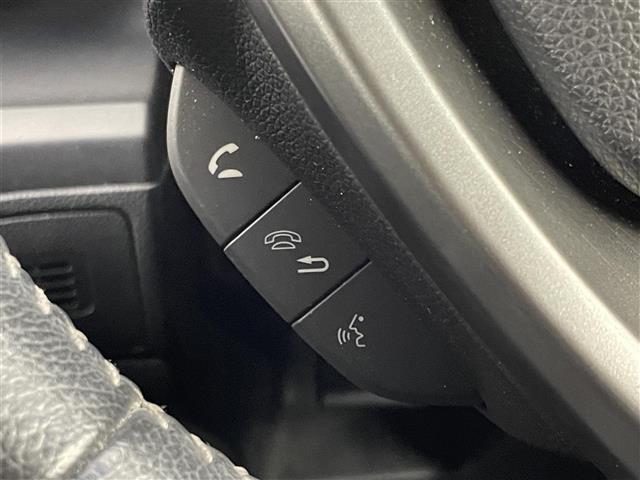 【ステアリングスイッチ】手元のボタンから、オーディオやナビなどの操作ができるので、よそ見をせずに安全に運転に集中できます！