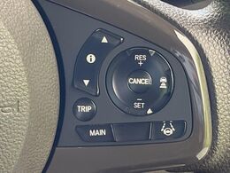 【アダプティブクルーズコントロール】高速道路での長距離走行が楽に！！自動で速度を保つクルーズコントロールが、衝突軽減システムと連携し、前方の車両を感知して車間を保つように速度調節してくれます！！