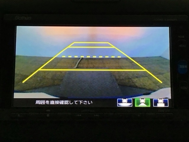 【バックカメラ】運転が苦手な方も車庫入れラクラクです！ギアをリバースに入れれば自動的に切り換わりますので、面倒な操作は不要です♪狭い駐車場もお車を傷つけず安心ですね！