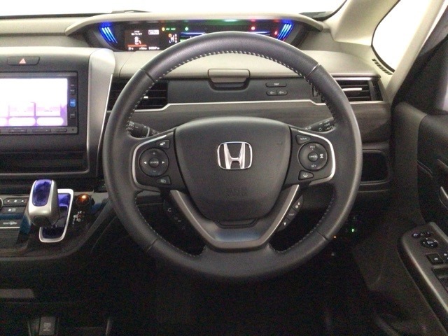 【ハンドル】運転にかかわる様々な操作を安全に行えるように視点移動が少なく操作性に配慮されたスイッチ類が凝縮されたコックピットです。