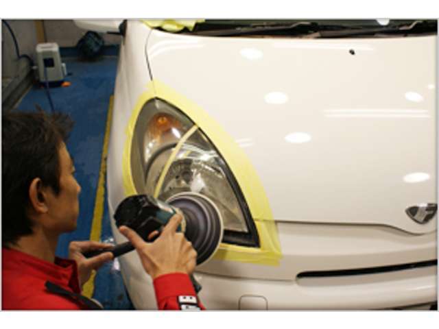 黄ばみや曇っているヘッドライトを磨いてコーティングします！輝きを取り戻します☆夜の道でも安心です♪