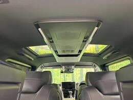 【左右独立ムーンルーフ】ガラスルーフ搭載で車内の解放感が一気にアップ！開放的なドライブをお楽しみいただけます。
