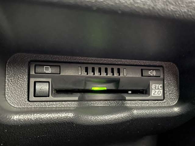 【ETC2.0（DSRC）】ETCカードを挿入すれば料金所はノンストップで通過できます。ETC限定の割引や、高速道路の情報提供サービスを利用できます。