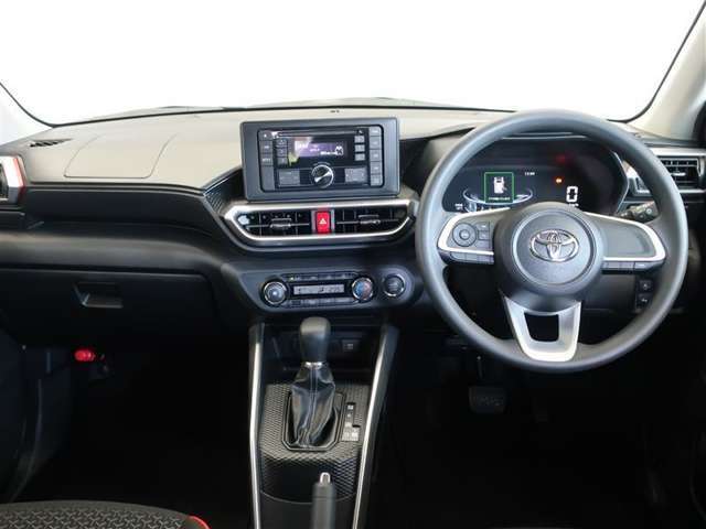 操作性とデザイン性を重視した運転席廻りと各種スイッチやメーター類です！