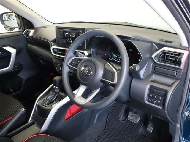 運転席は見晴らしが良く、運転しやすいレイアウトになっています。