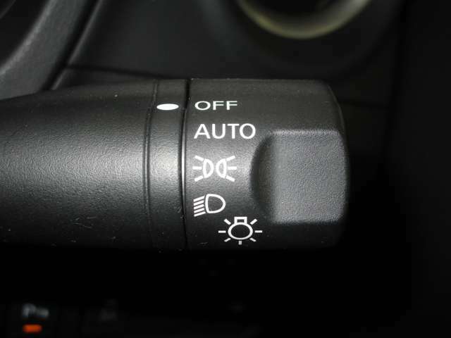 快適装備のオートライト装備しております。暗くなると同時にヘッドライトが自動で点灯しとても便利です☆