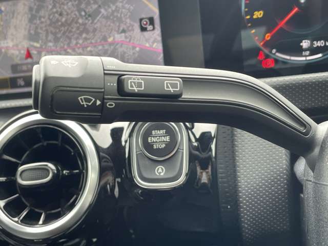 LIBERALAでは多種多様の車種をご用意させて頂いております。お客様がご納得いくまで、そのお車の持つ特性を五感すべてで感じ取っていただける場をご提供致します