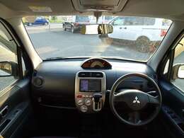 広々視界で開放感に優れ、操作しやすいインパネ周り。