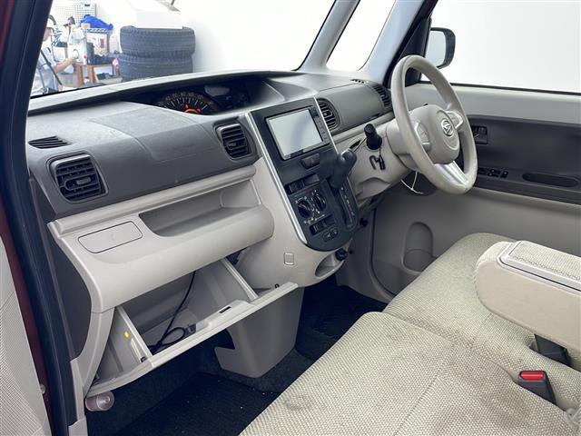 【運転席】座り心地が良いシートなので長時間の運転でも快適にお過ごしいただけます。新品のフロアマットのご注文も可能です。掲載箇所以外にご希望の写真がございましたらお気軽にお問い合わせ下さい。
