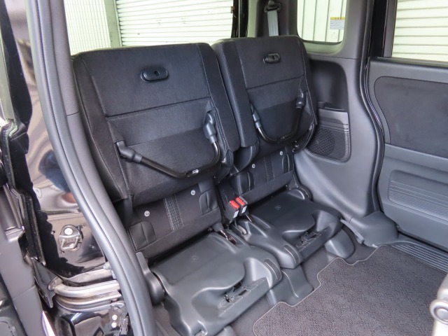 リアシートの座面をはねあげれば、横倒し出来ない背の高い荷物も載せられます。多彩なシートアレンジ！