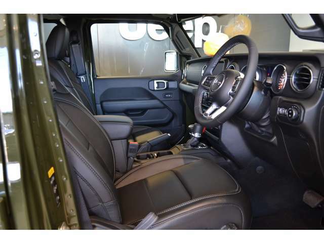 インテリアは、アクセントステッチのコントラストが美しいブラックをご用意。オートエアコンディショナーはデュアルゾーン温度調整機能付運転席と助手席の温度を別々に設定することができます。